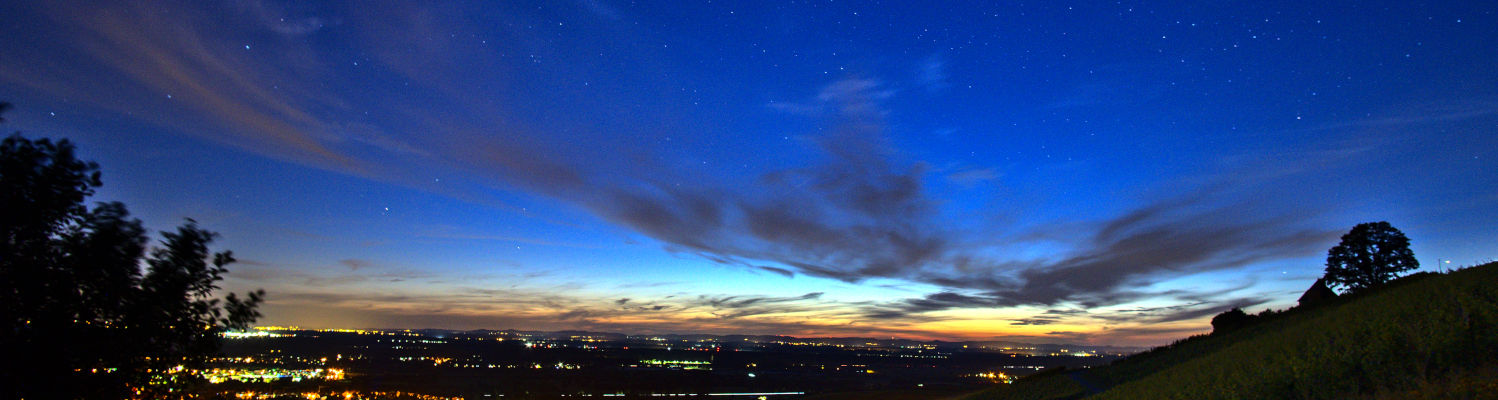 Astronomische Dämmerung mit Blick in die Rheinebene, aufgenommen im Nordschwarzwald