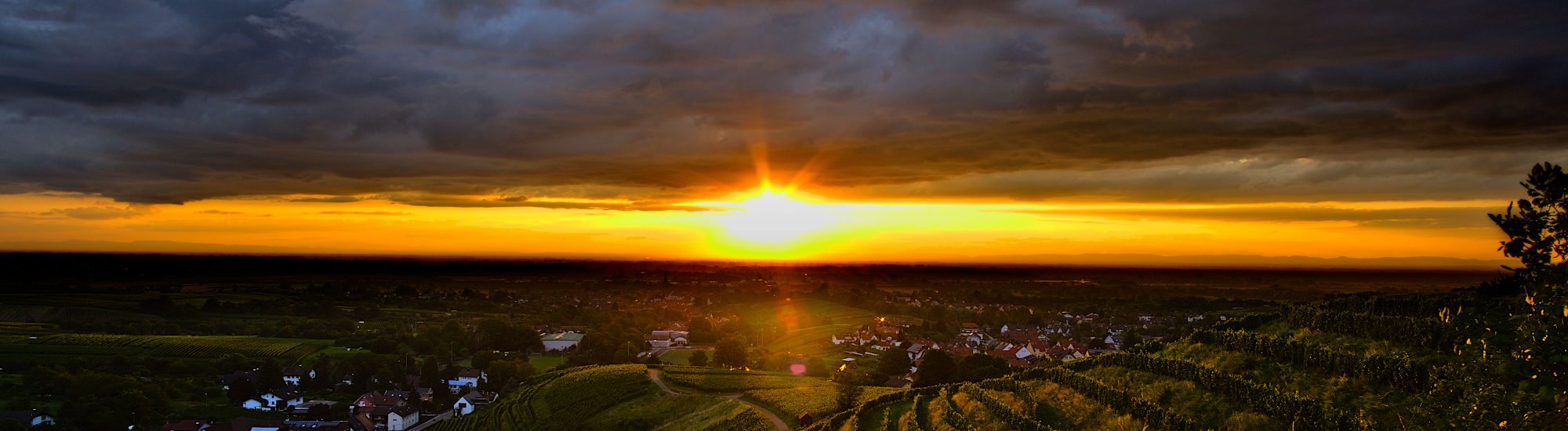 Sonnenuntergang im Nordschwarzwald in Richtung Rheinebene