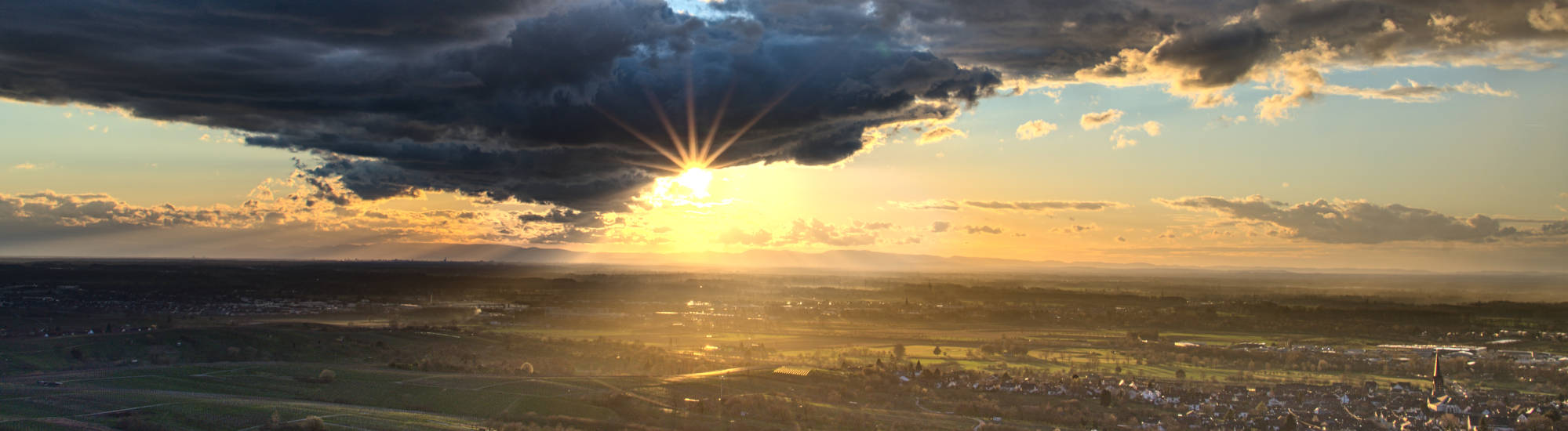 HDR-Sonnenuntergang in der Rheinebene mit Sony Alpha 6400 und Sony SEL24F18Z.