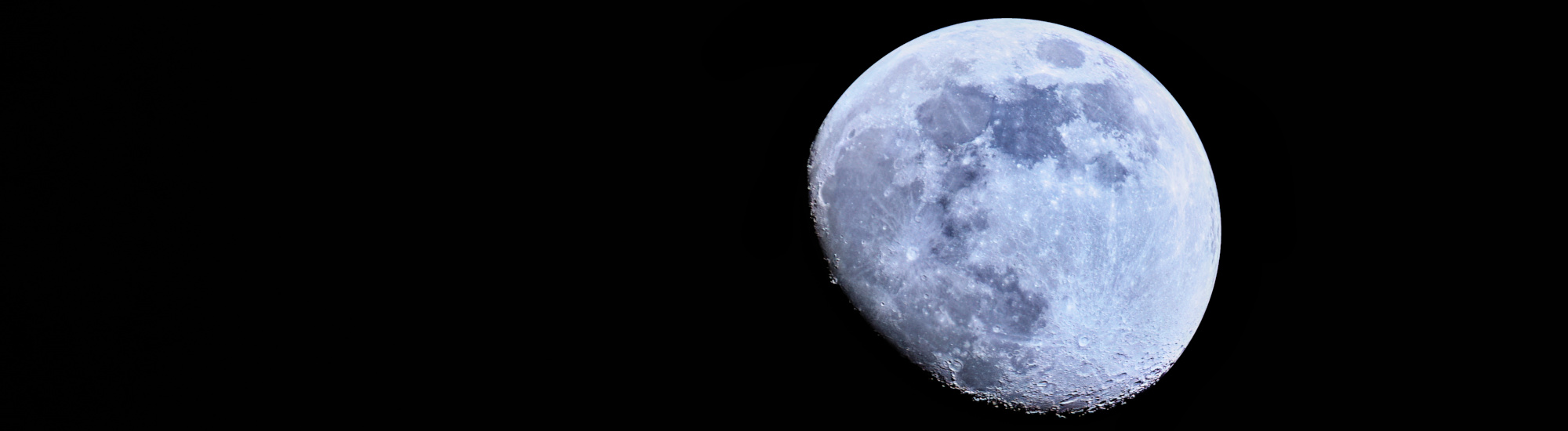 Mond fotografiert mit der Wundertüte Walimex 500mm f/8.