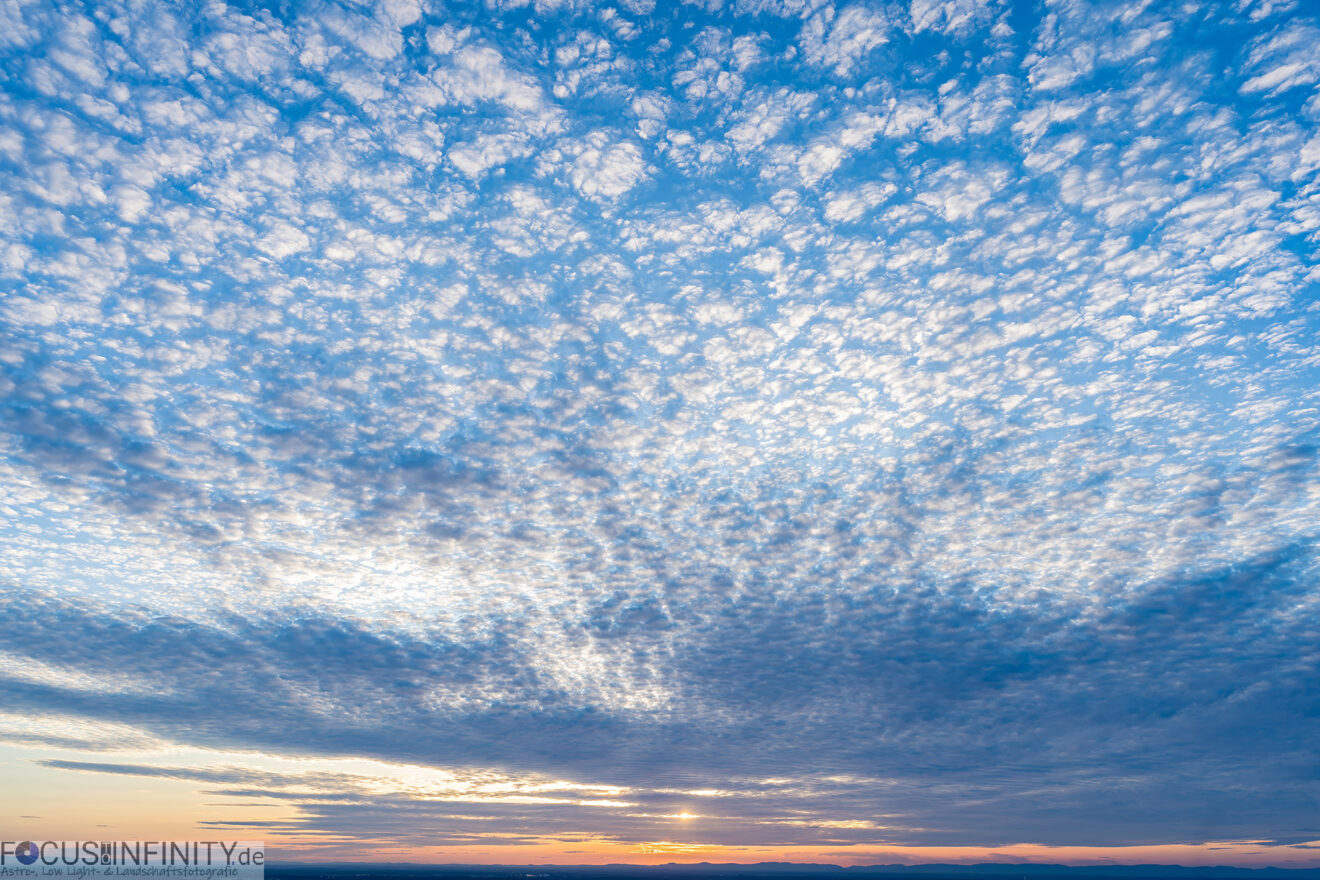 Sonnenuntergang und Altocumulus-Wolken (?) - FOCUStoINFINITY.de